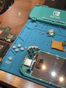 Nintendo Switch Lite修理中。